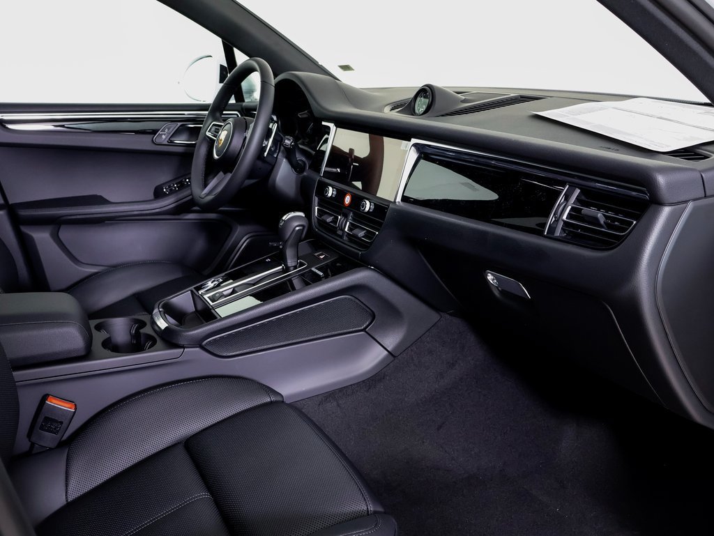 Certified 2025 Porsche Macan AWD/4WD image 7