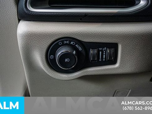 Used 2024 Chrysler Pacifica Touring-L image 31