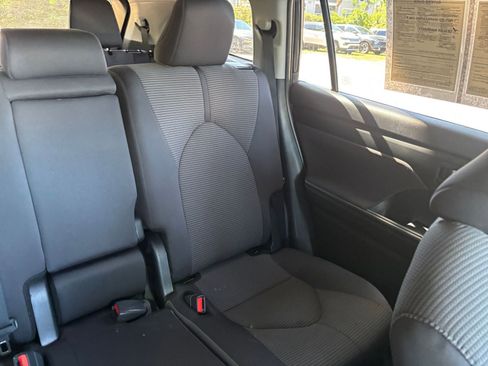Used 2025 Toyota Highlander LE FWD image 39