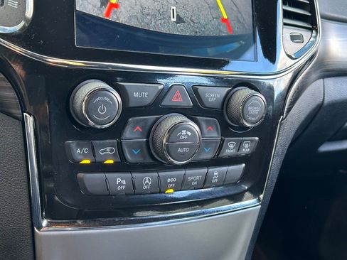 Certified 2022 Jeep Grand Cherokee Laredo E image 23