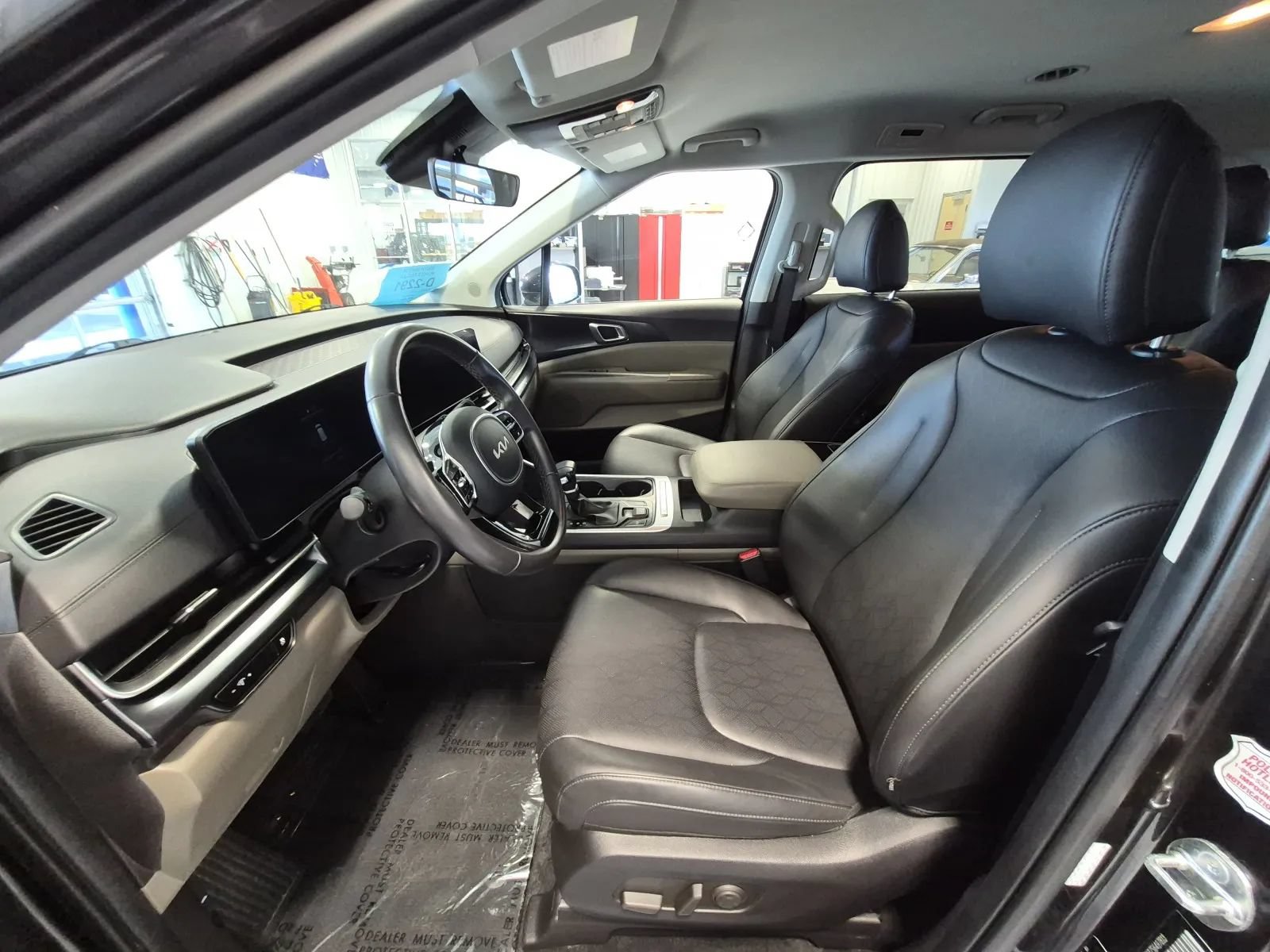 Used 2025 Kia Carnival FWD image 10