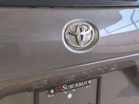 Used 2017 Toyota Sienna XLE image 14