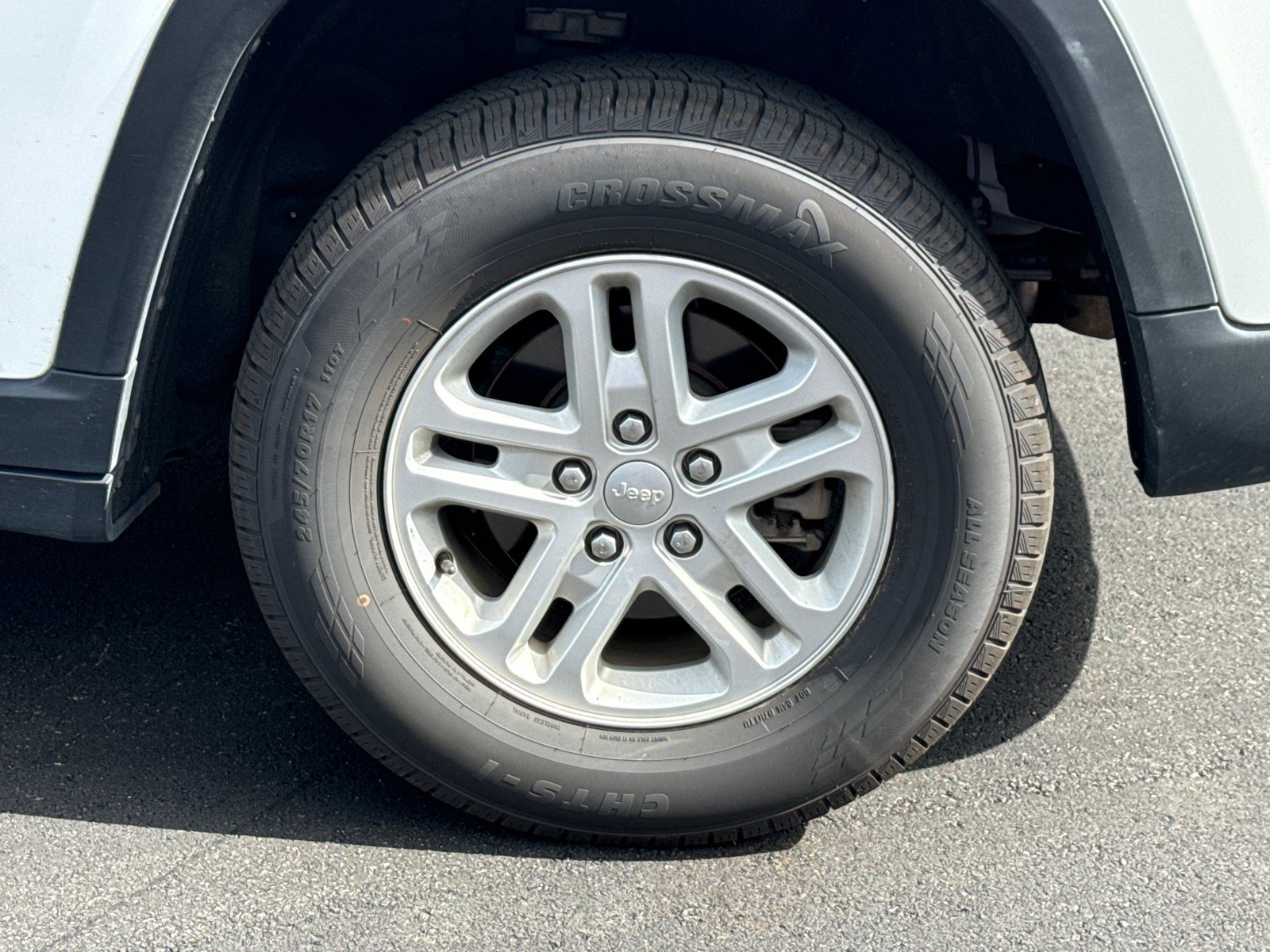 Used 2023 Jeep Grand Cherokee Laredo AWD/4WD image 19