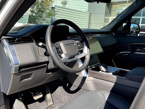 Certified 2025 Land Rover Range Rover SE image 2