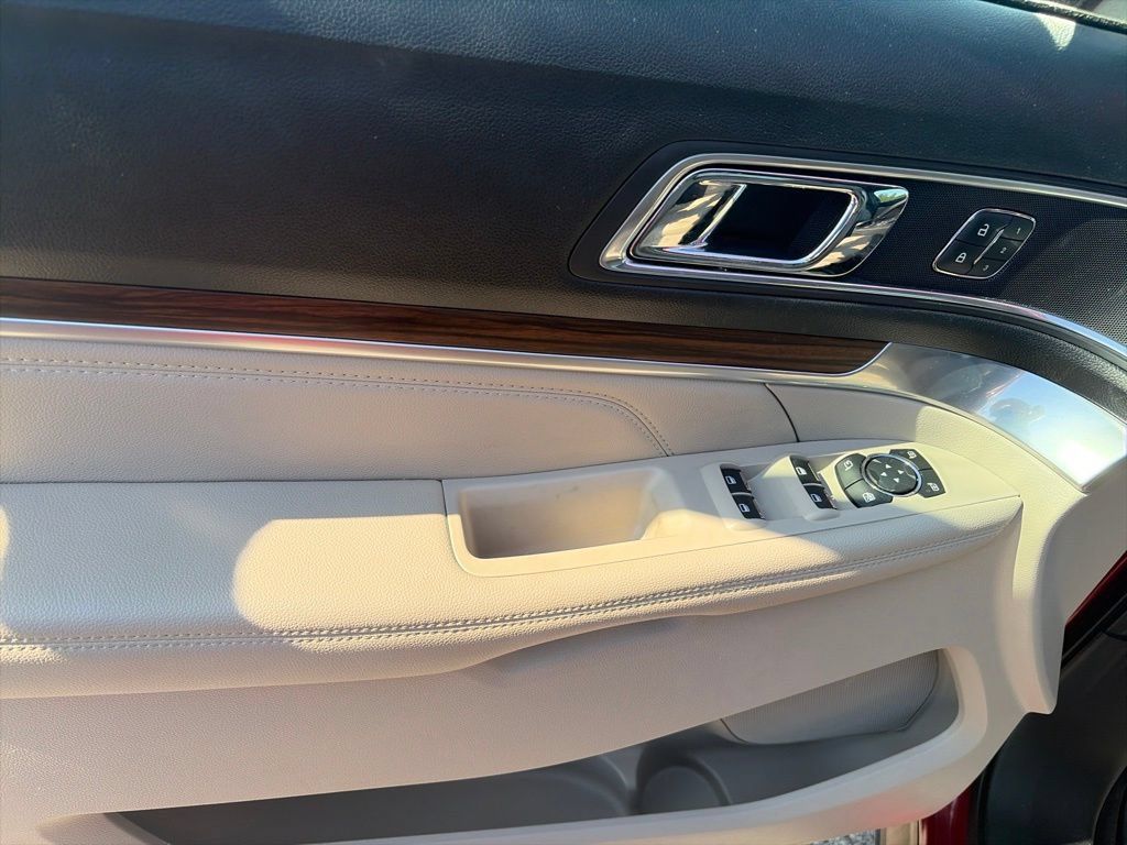 Used 2018 Ford Explorer Limited w/ Equipment Group 301A FWD image 17