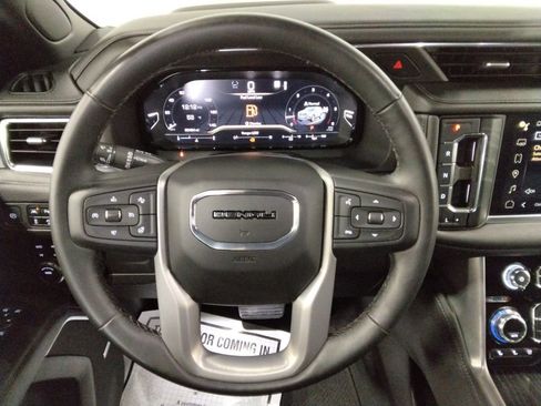 Used 2023 GMC Yukon XL Denali image 12