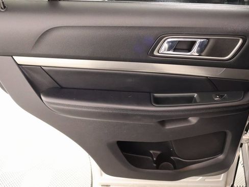 Used 2018 Ford Explorer XLT image 16