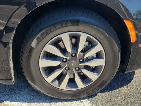 Used 2023 Chrysler Pacifica Limited FWD image 6
