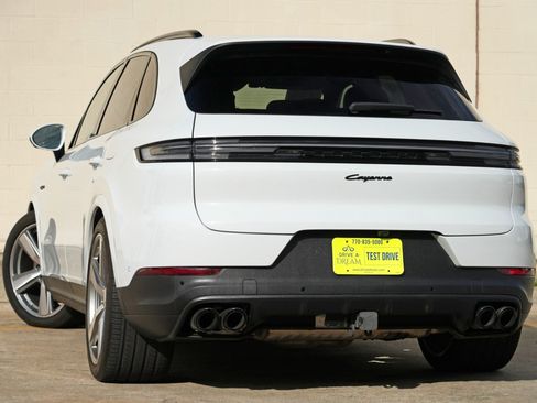 Used 2024 Porsche Cayenne AWD/4WD image 6