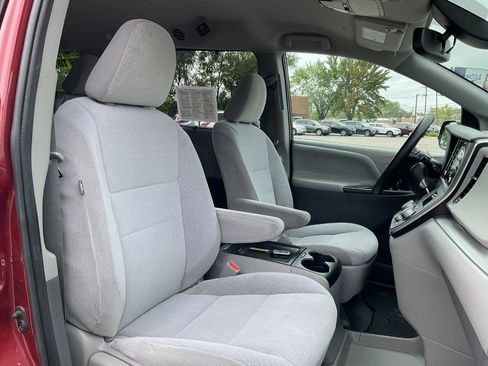 Used 2020 Toyota Sienna LE w/ LE Preferred Package FWD image 46