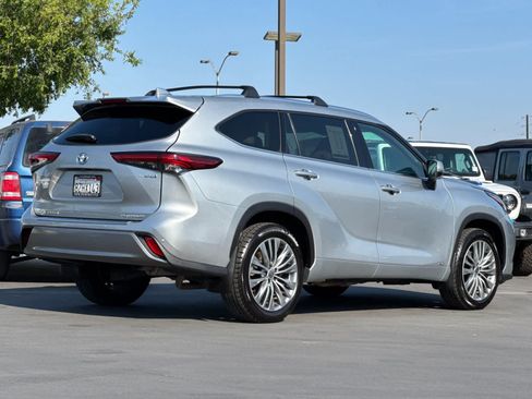 Used 2022 Toyota Highlander Platinum AWD/4WD image 2