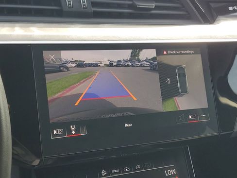 Used 2023 Audi e-tron Premium Plus w/ Premium Plus Package image 30