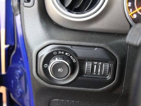Used 2019 Jeep Wrangler Unlimited Sahara w/ Uconnect 4C Nav & Sound Group AWD/4WD image 15