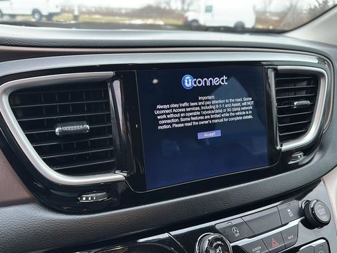 Used 2017 Chrysler Pacifica Touring w/ Tire & Wheel Group image 28