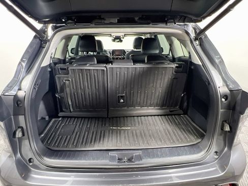 Used 2021 Toyota Highlander XLE AWD/4WD image 26