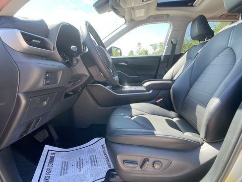 Used 2021 Toyota Highlander XLE AWD/4WD image 12