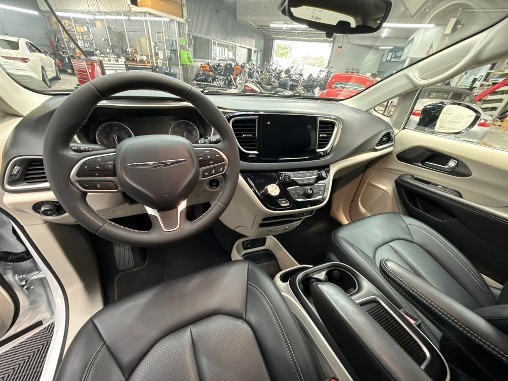 Used 2024 Chrysler Pacifica Touring-L FWD image 17