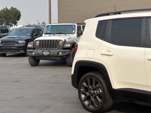Used 2023 Jeep Renegade Latitude AWD/4WD image 3