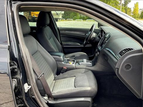 Used 2022 Chrysler 300 Touring w/ Sport Appearance Package RWD image 15