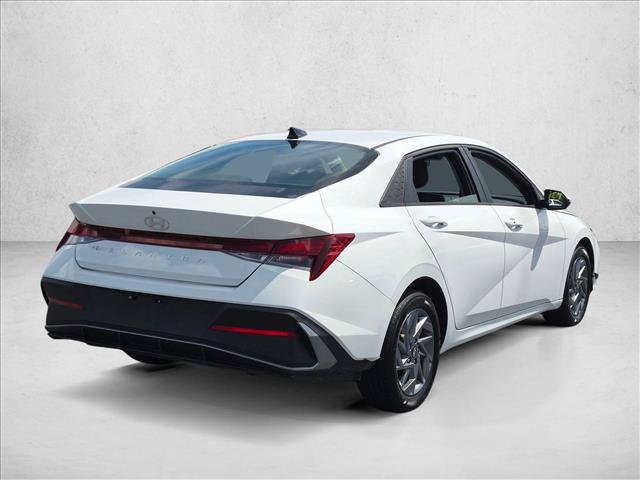 Used 2024 Hyundai Elantra SEL FWD image 5