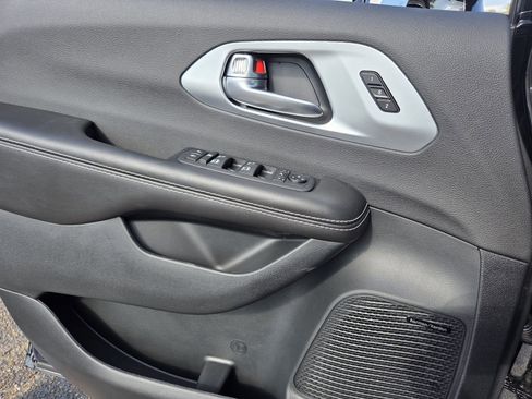 New 2026 Chrysler Pacifica Limited w/ Uconnect Theater Family Group image 14