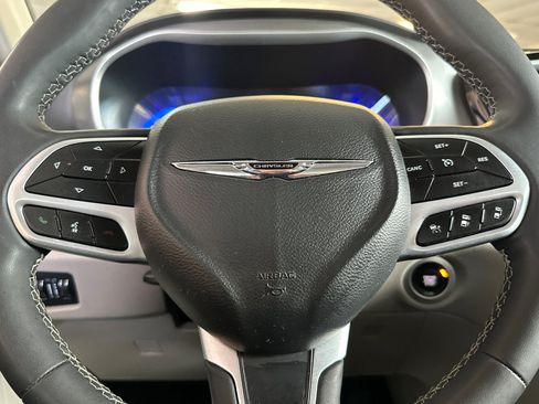 Used 2023 Chrysler Pacifica Touring-L FWD image 24