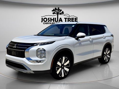 Used 2025 Mitsubishi Outlander SE FWD image 3