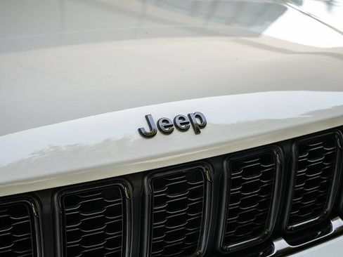 Used 2023 Jeep Grand Cherokee Altitude AWD/4WD image 9