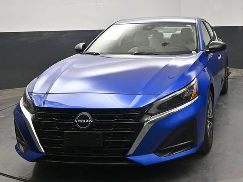 Used 2025 Nissan Altima 2.5 SV FWD image 3