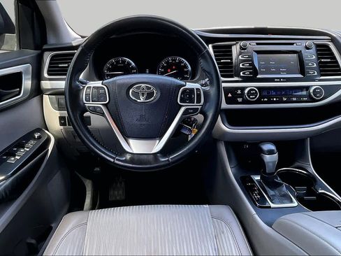 Used 2015 Toyota Highlander Plus FWD image 5