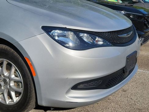 Used 2022 Chrysler Voyager LX image 6