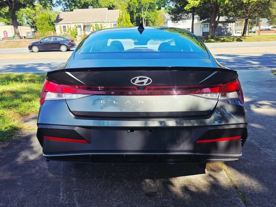 Used 2025 Hyundai Elantra Sport FWD image 9
