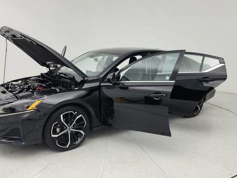 Used 2025 Nissan Altima 2.5 SR FWD image 10