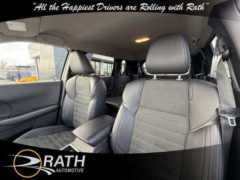 Used 2024 Mitsubishi Outlander SE image 12