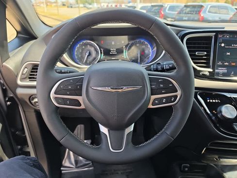 Used 2025 Chrysler Pacifica Select FWD image 12