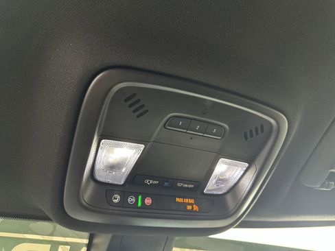 Used 2023 Chevrolet Traverse RS FWD image 22