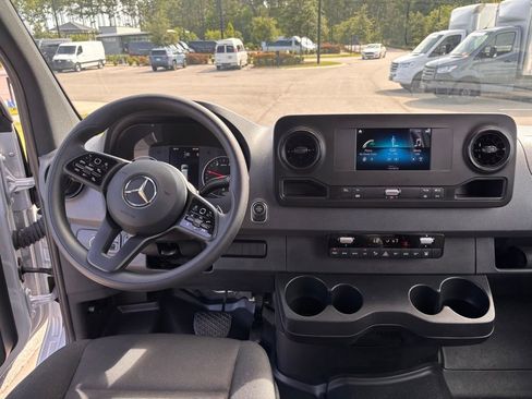 Used 2024 Mercedes-Benz Sprinter 2500 image 36