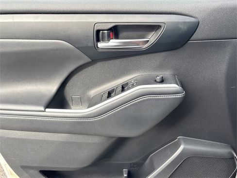 Used 2022 Toyota Highlander XLE image 41