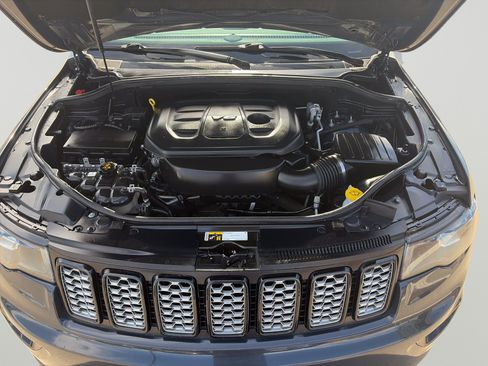 Used 2018 Jeep Grand Cherokee Altitude AWD/4WD image 15