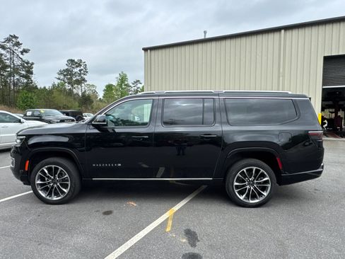 Used 2025 Jeep Wagoneer L Series III w/ Premium Group I image 8