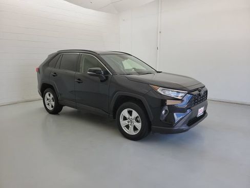 Used 2019 Toyota RAV4 XLE FWD image 4
