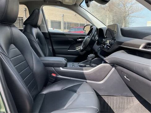 Used 2023 Toyota Highlander XLE image 18