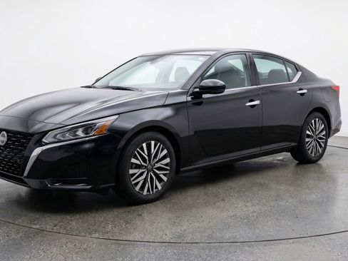 Used 2025 Nissan Altima 2.5 SV FWD image 3