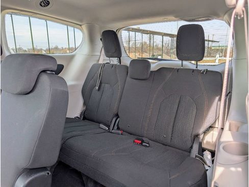 Used 2018 Chrysler Pacifica LX FWD image 17