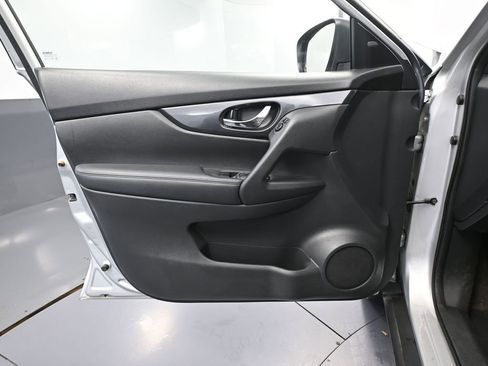 Used 2020 Nissan Rogue SV image 18