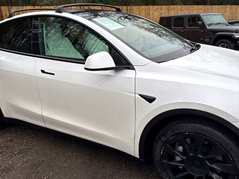 Used 2021 Tesla Model Y Long Range image 18