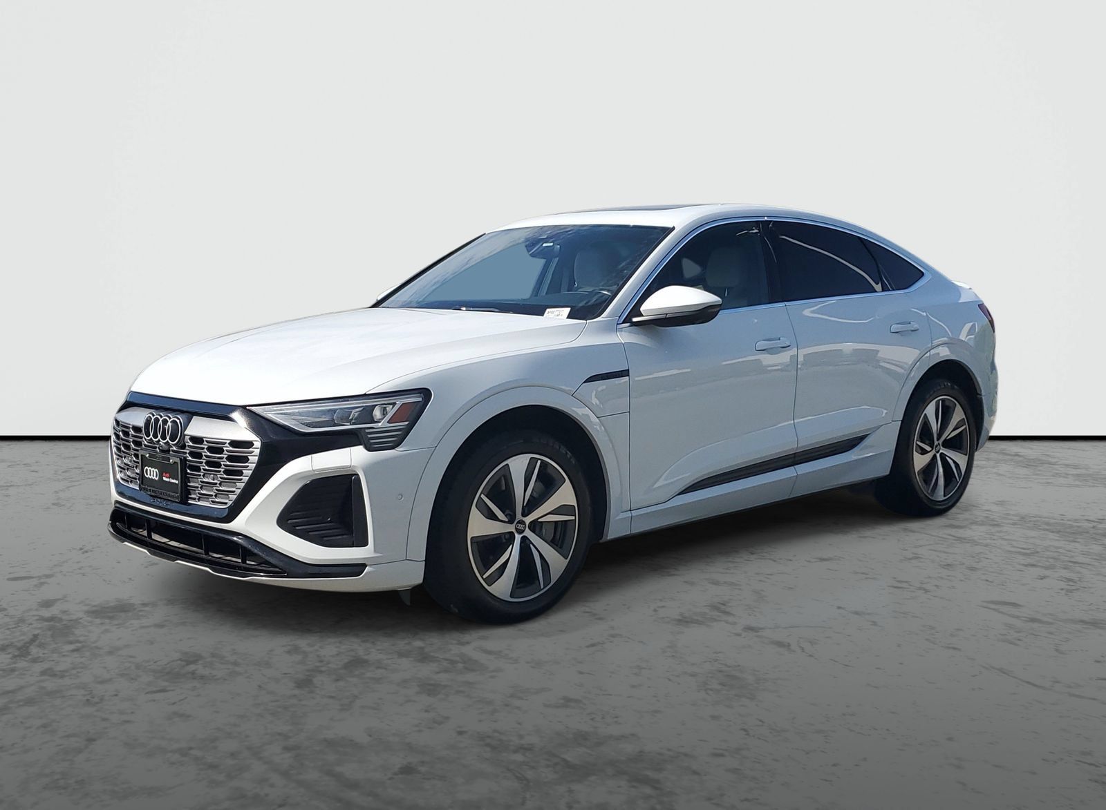 Used 2024 Audi Q8 e-tron Premium Plus w/ Premium Plus Package AWD/4WD image 2