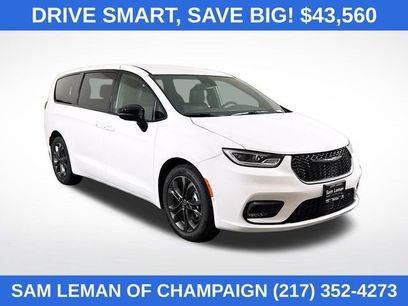 New 2026 Chrysler Pacifica Select