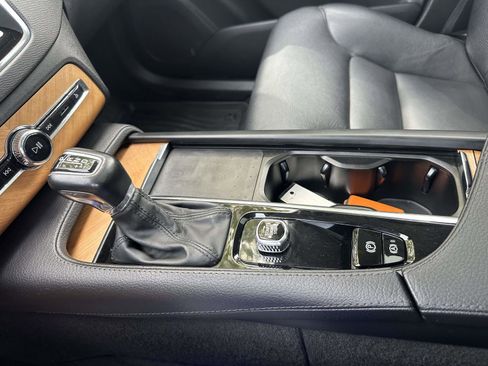 Certified 2022 Volvo XC90 T6 Momentum w/ Climate Package image 29