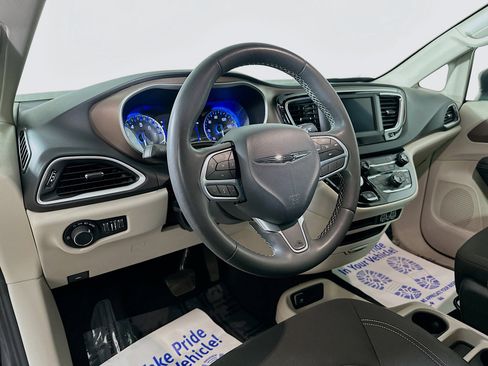 Used 2023 Chrysler Voyager LX image 9